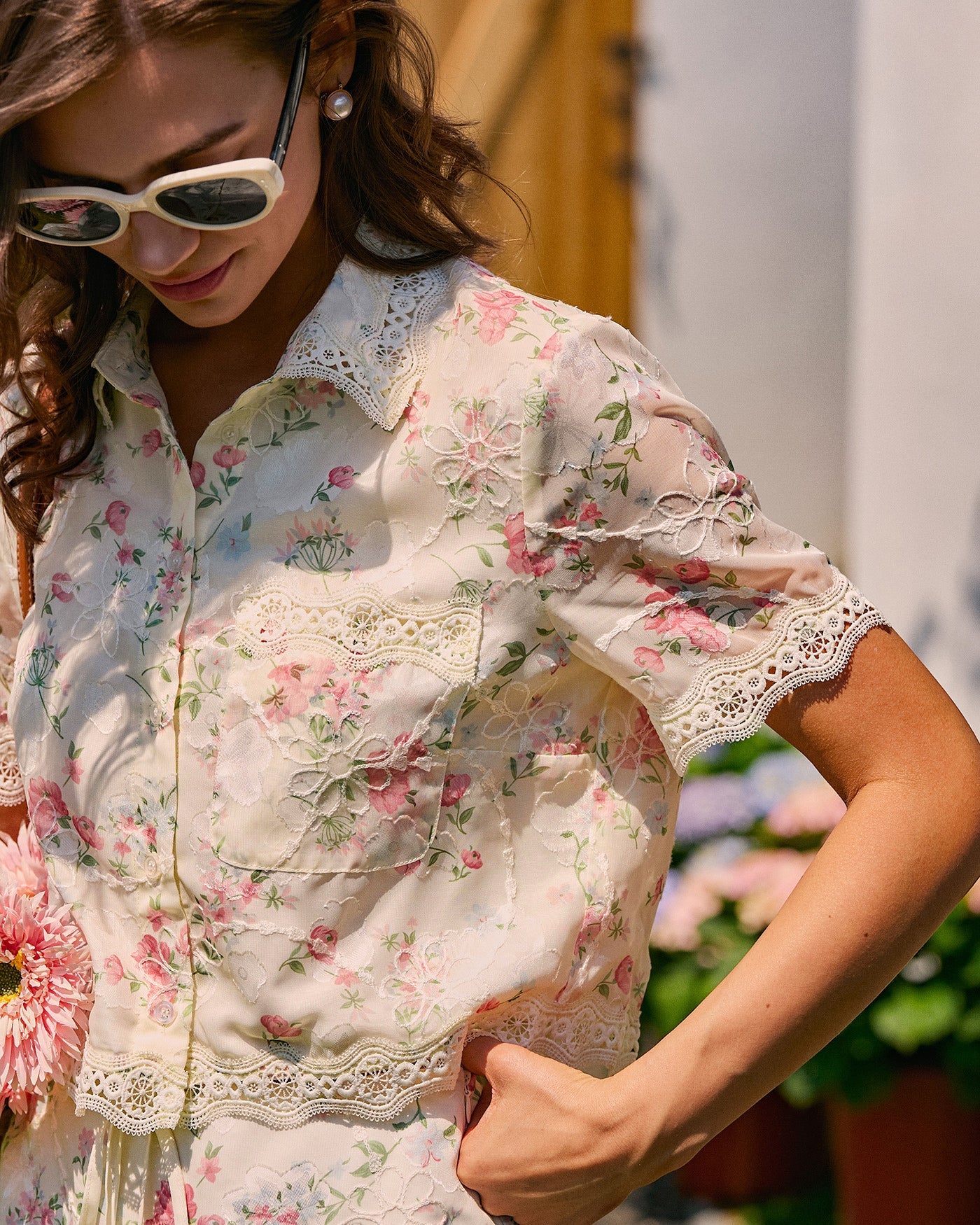 Bluse mit Blumenkragen, Spitze und Taschen