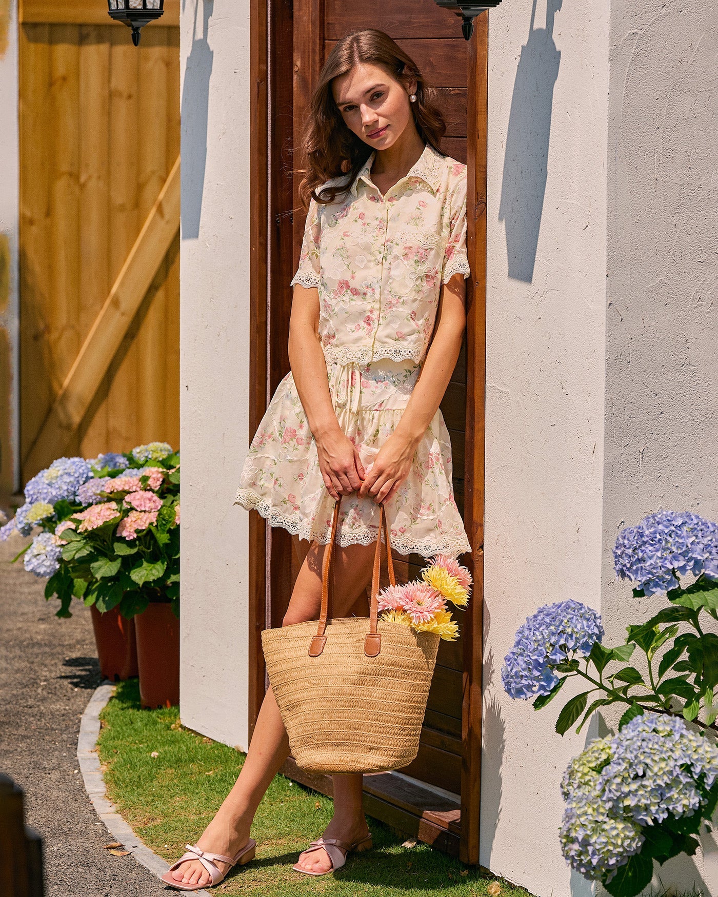 Bluse mit Blumenkragen, Spitze und Taschen