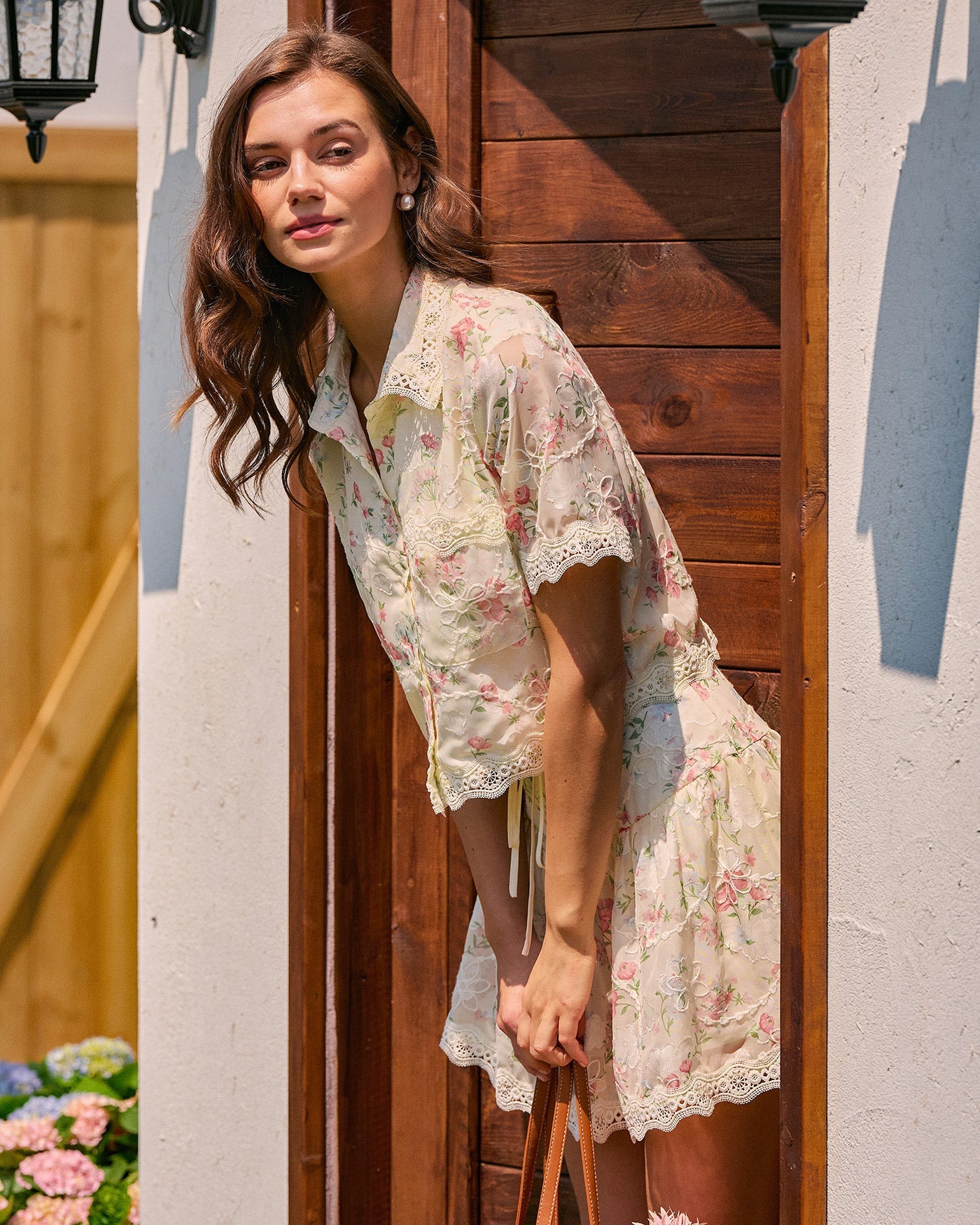 Bluse mit Blumenkragen, Spitze und Taschen