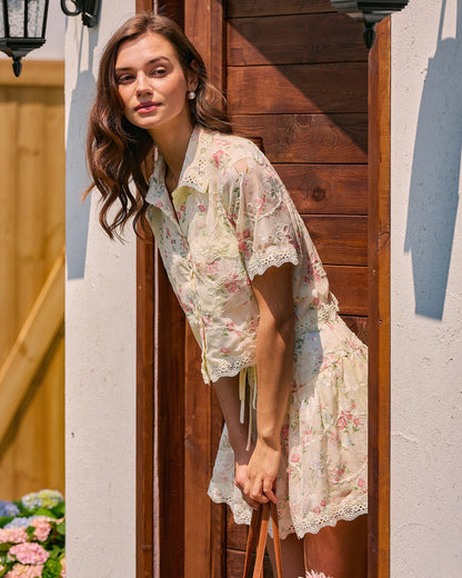 Bluse mit Blumenkragen, Spitze und Taschen