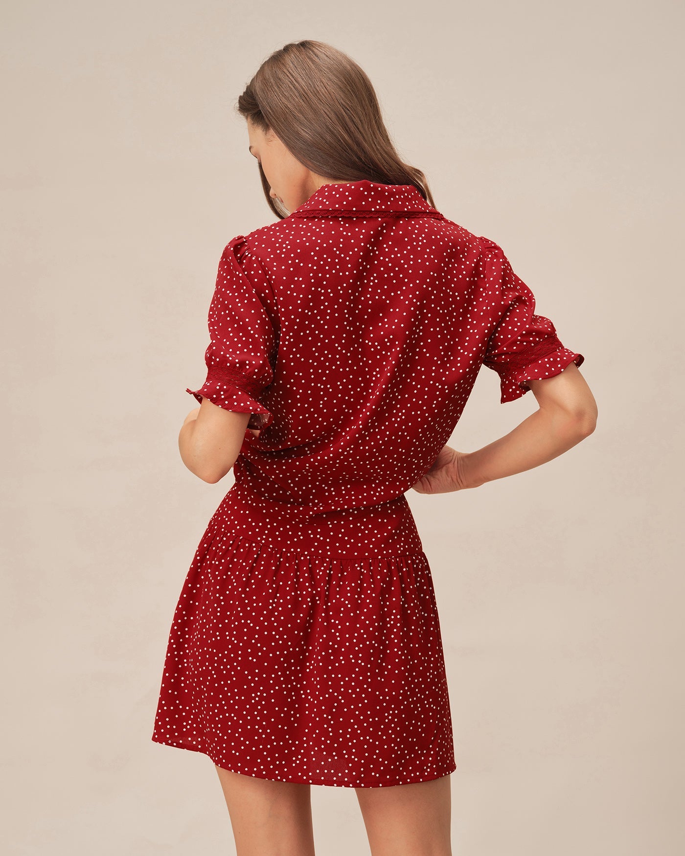 Rot gepunktete Bluse mit Puffärmeln und Kragen
