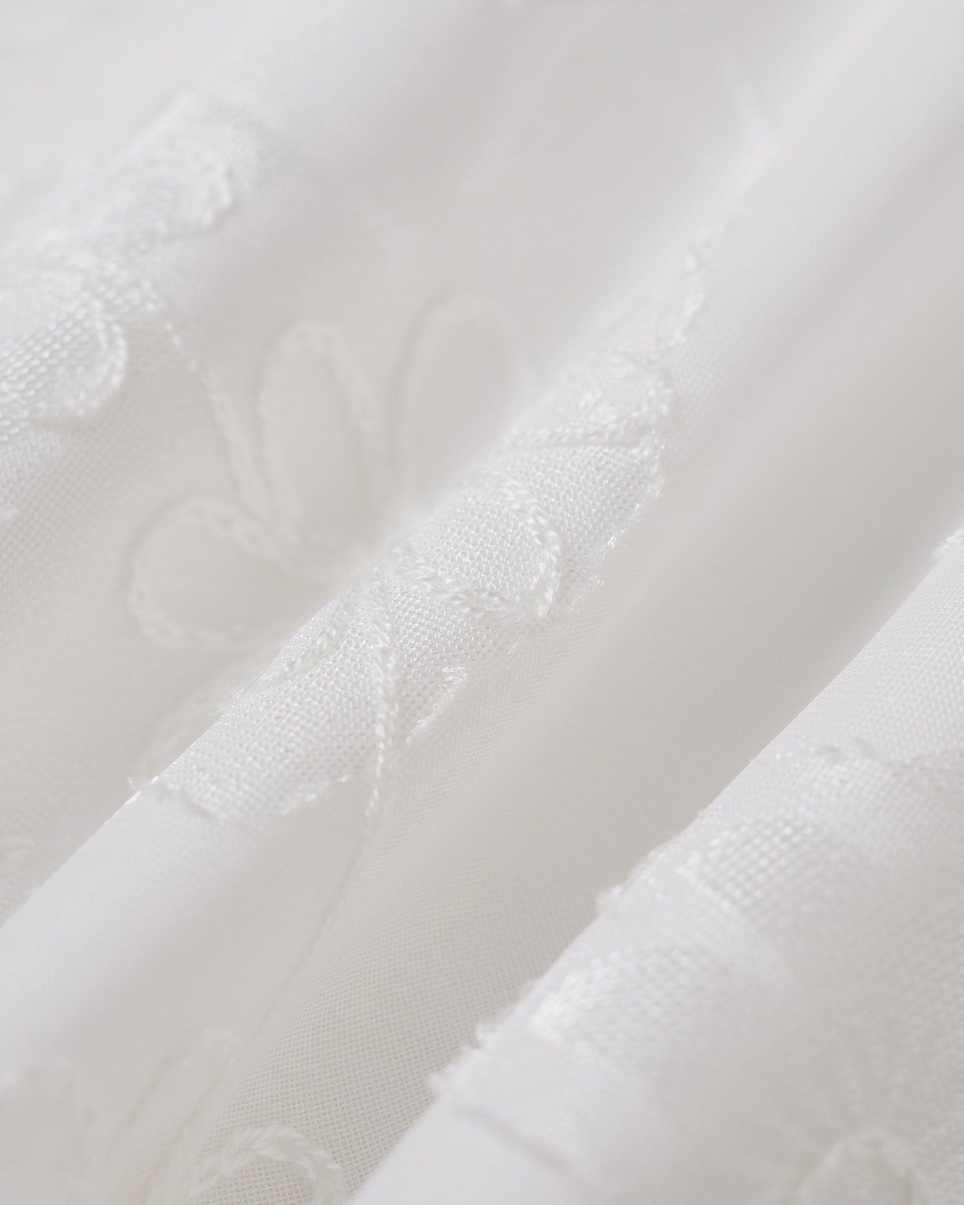 Weiße Hose mit Blumenstruktur und elastischem Bund