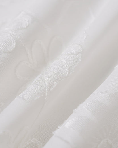 Weiße Hose mit Blumenstruktur und elastischem Bund