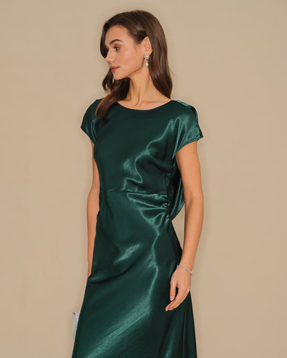 Satin-Maxikleid mit grüner Krawatte