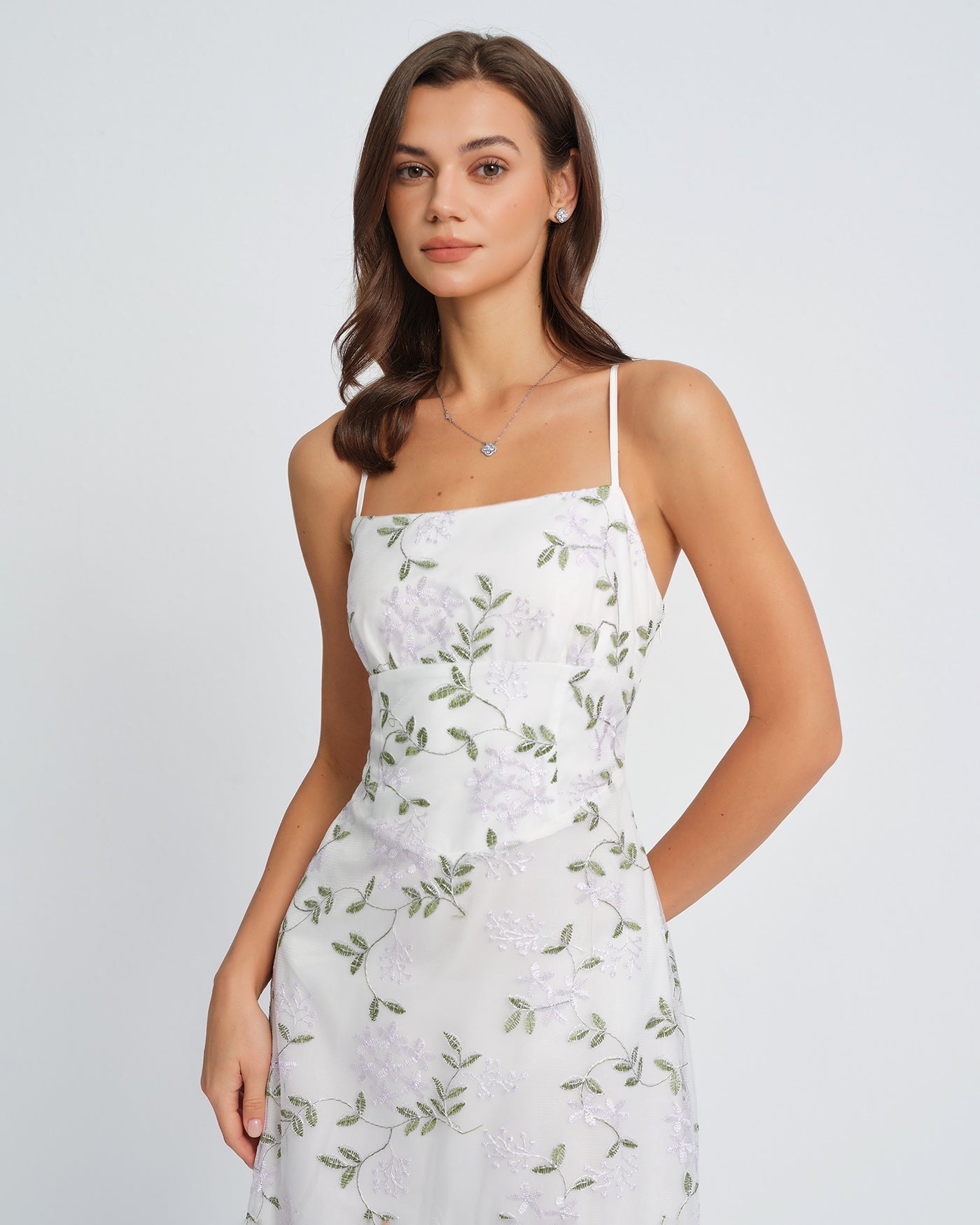 Weißes Slip-Maxikleid mit Blumenmuster