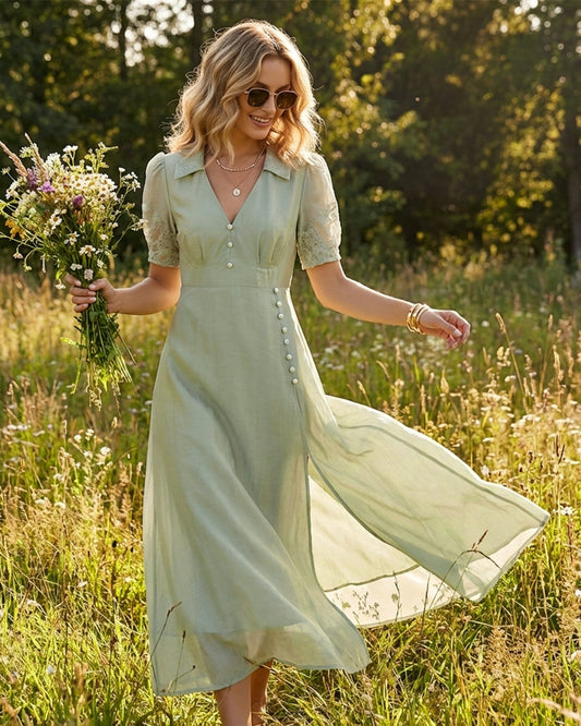 Grünes Maxikleid mit V-Ausschnitt und Knopfleiste
