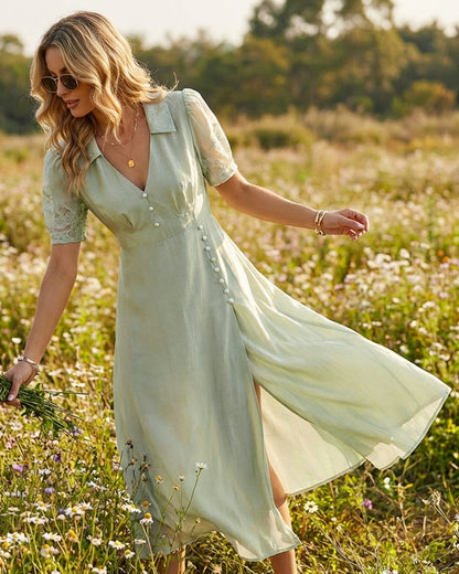 Grünes Maxikleid mit V-Ausschnitt und Knopfleiste
