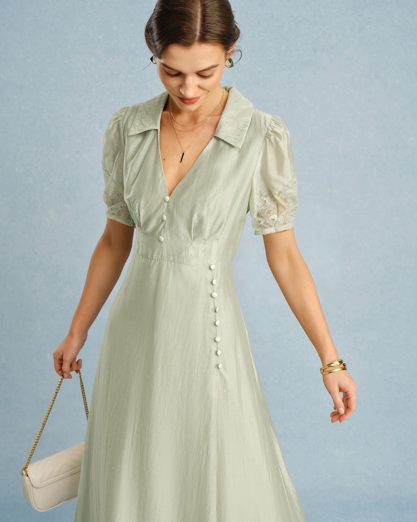 Grünes Maxikleid mit V-Ausschnitt und Knopfleiste