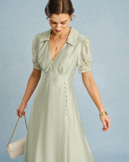 Grünes Maxikleid mit V-Ausschnitt und Knopfleiste