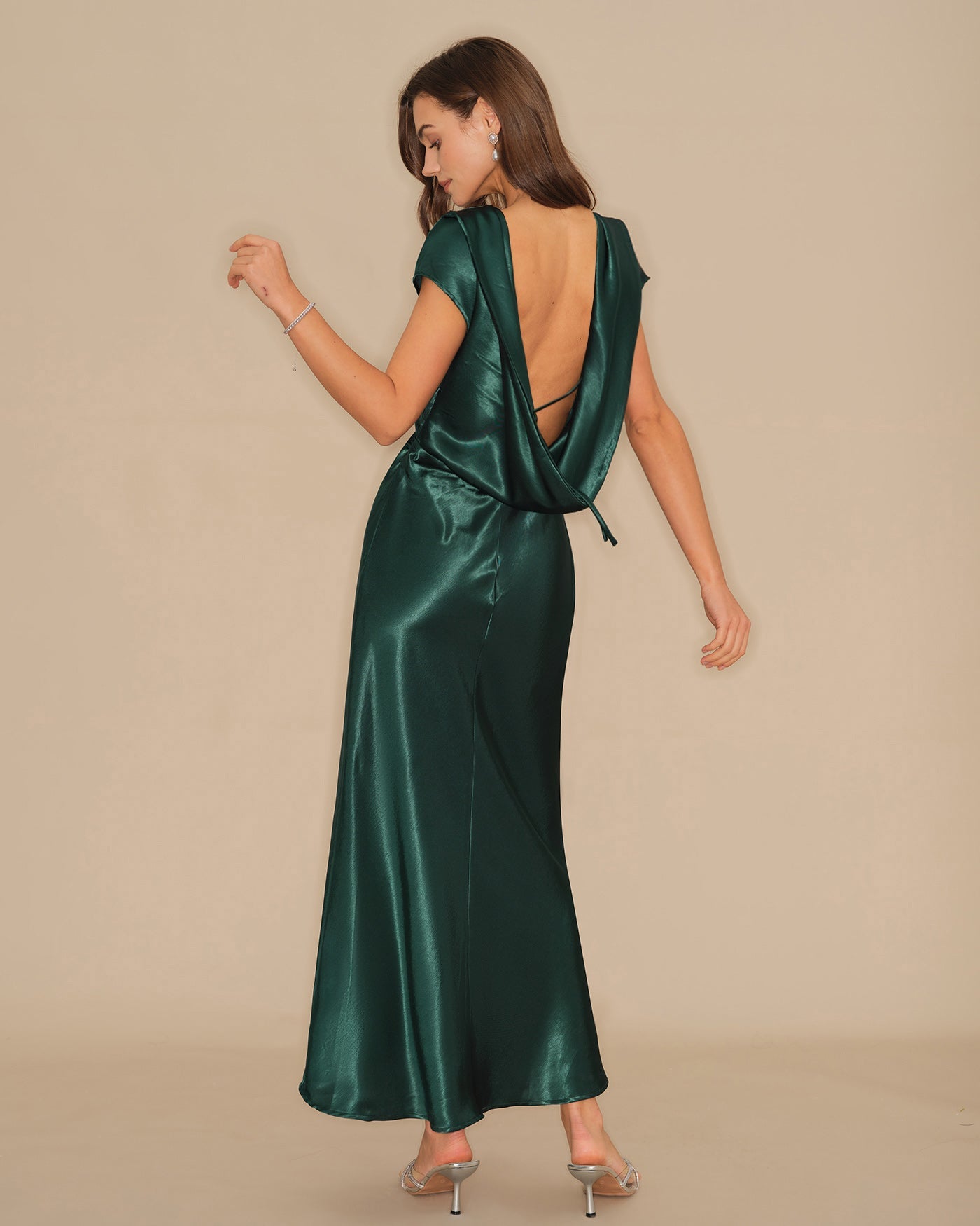 Satin-Maxikleid mit grüner Krawatte