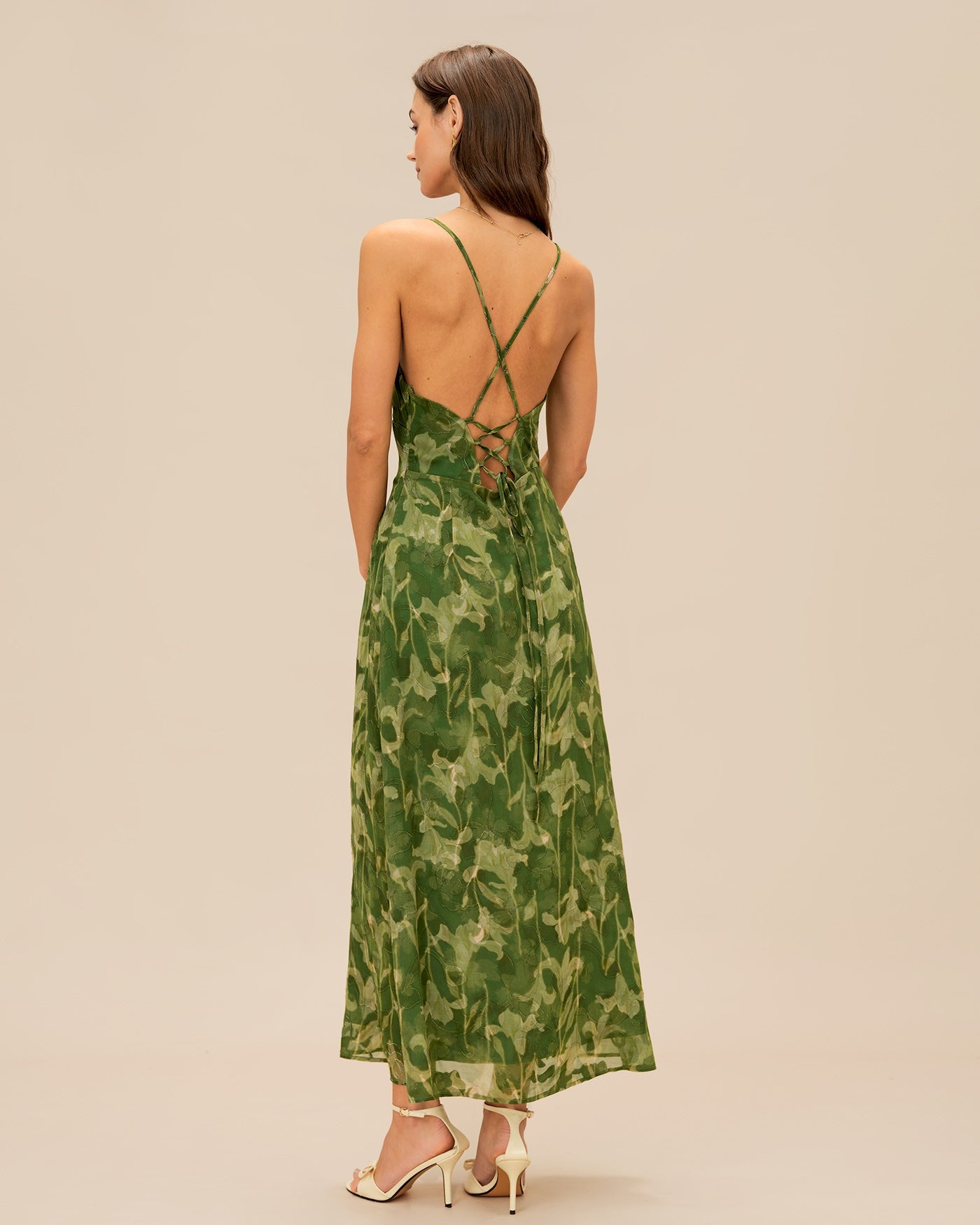 Grünes florales X-Kreuz-Maxikleid mit Spaghettiträgern