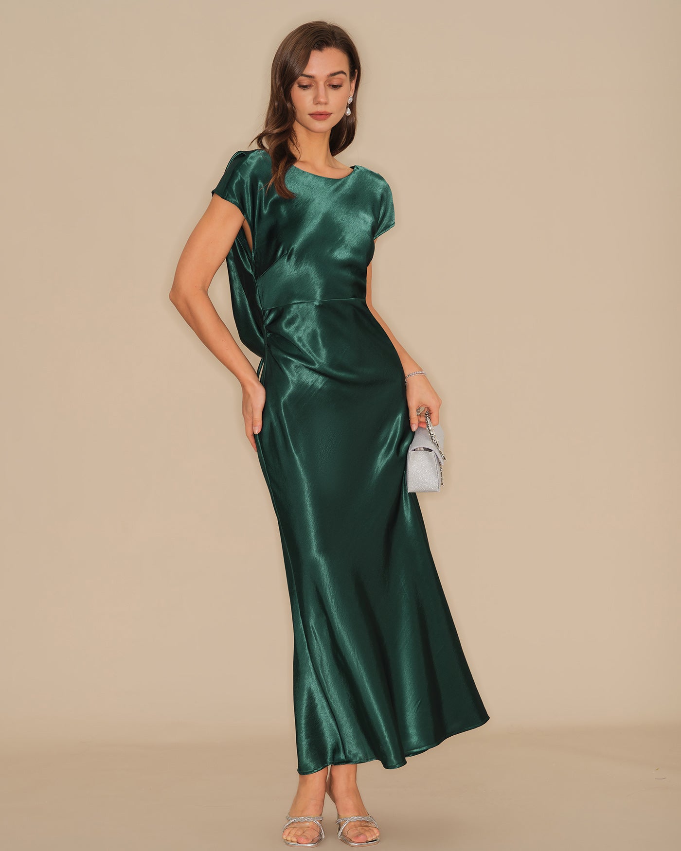 Satin-Maxikleid mit grüner Krawatte