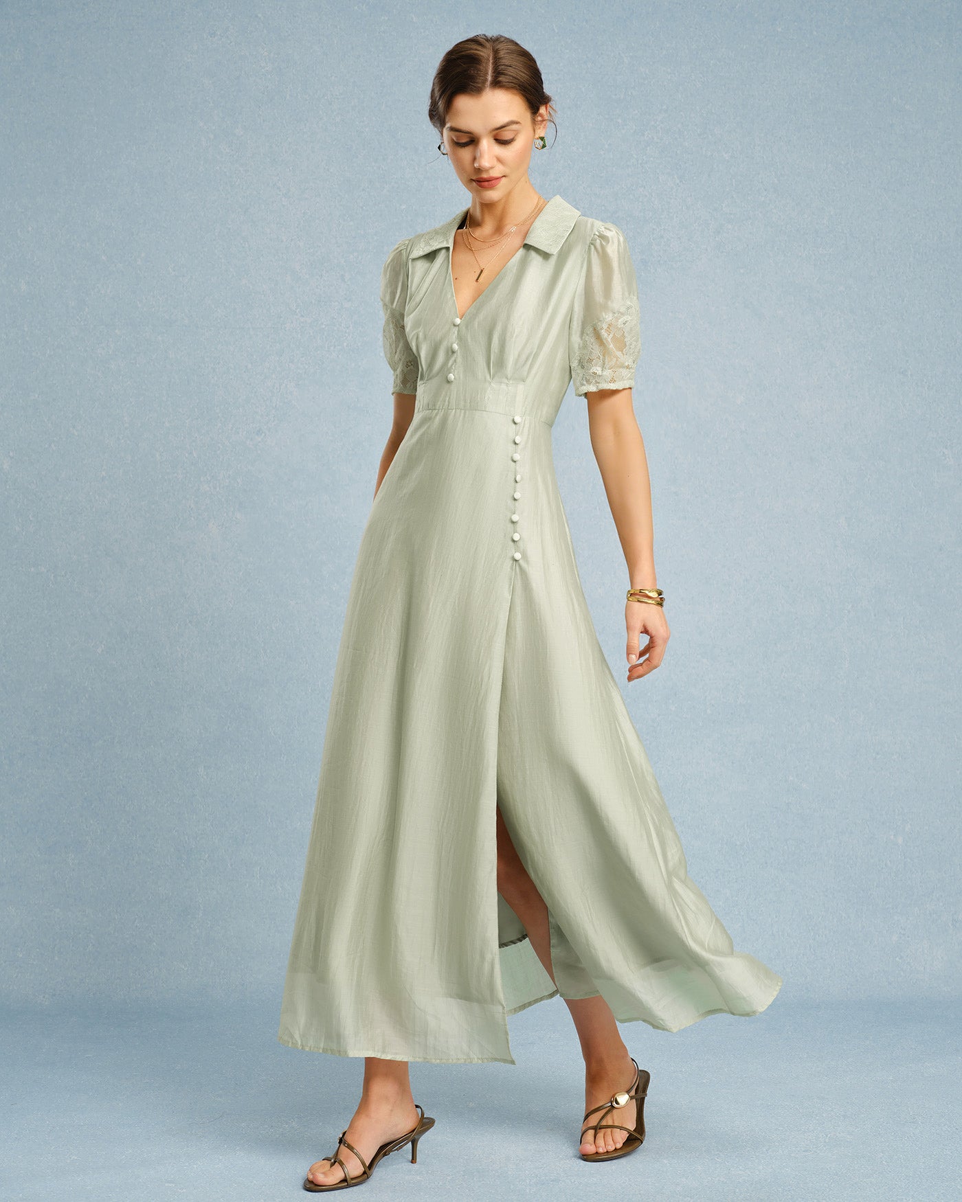 Grünes Maxikleid mit V-Ausschnitt und Knopfleiste