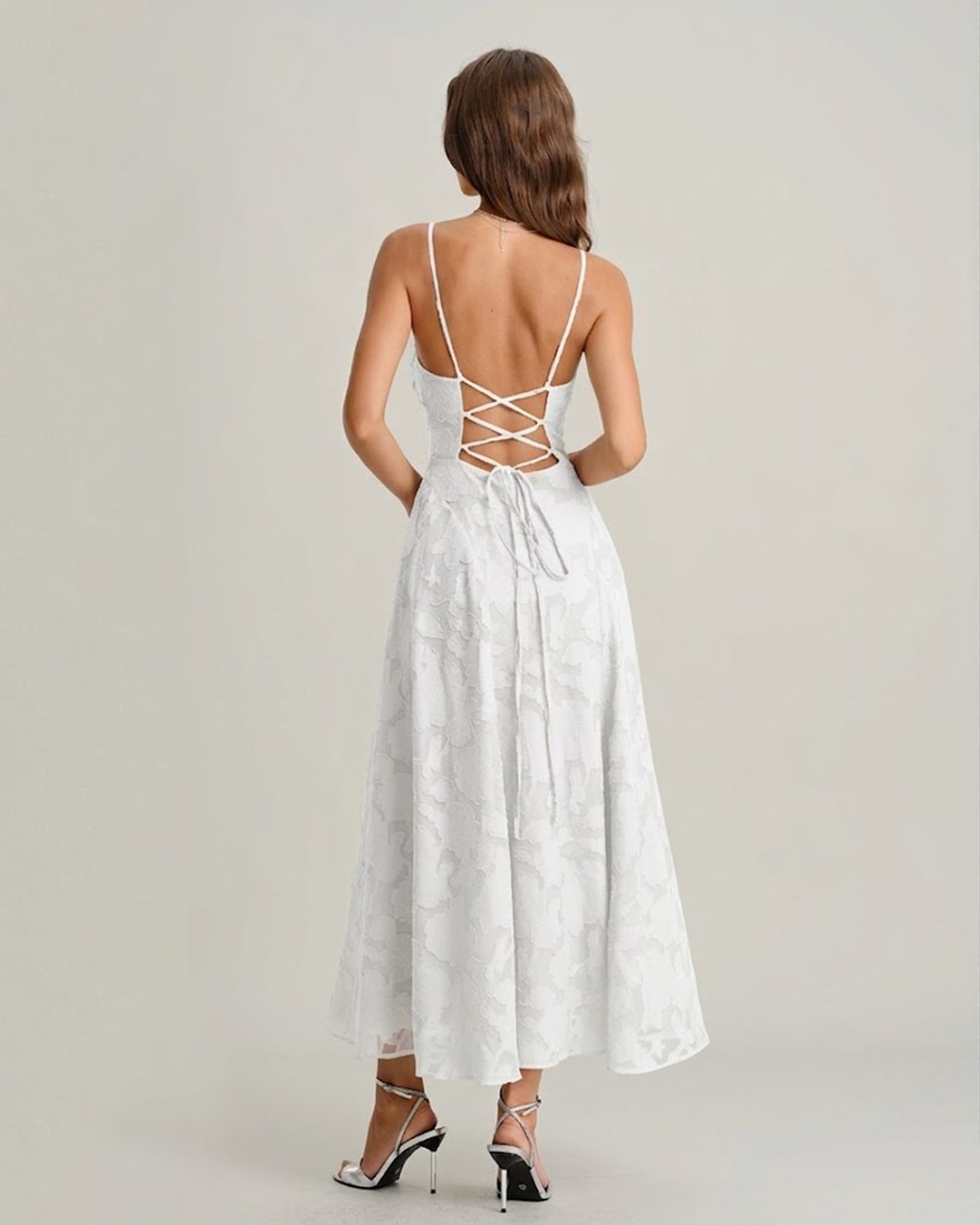 Weißes Jacquard-Maxikleid mit gekreuzten Trägern