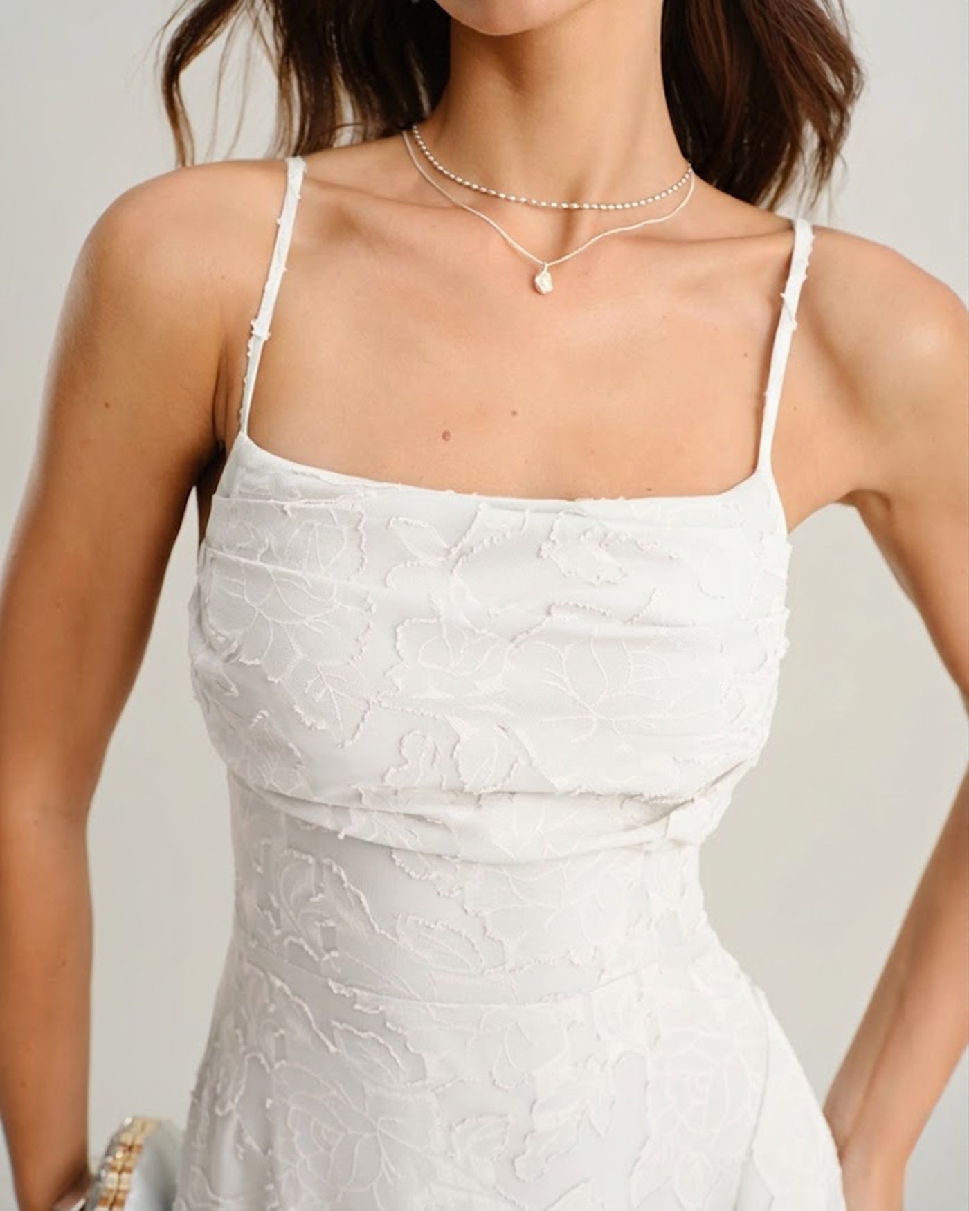 Weißes Jacquard-Maxikleid mit gekreuzten Trägern