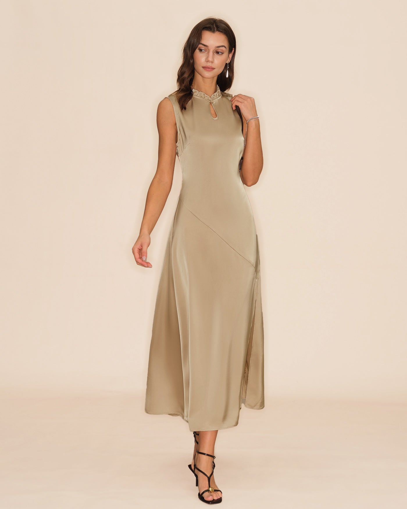 Aprikotfarbenes, gerafftes Midikleid