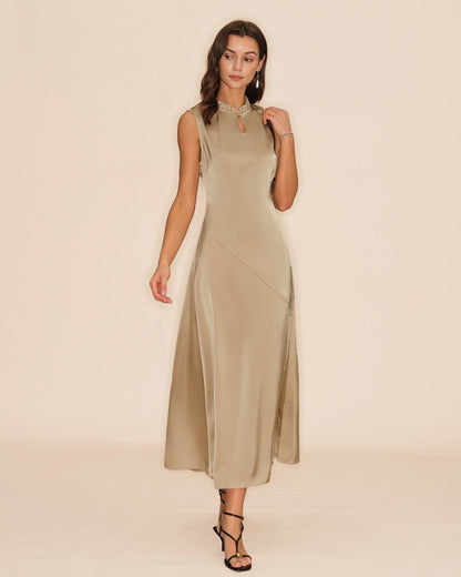 Aprikotfarbenes, gerafftes Midikleid