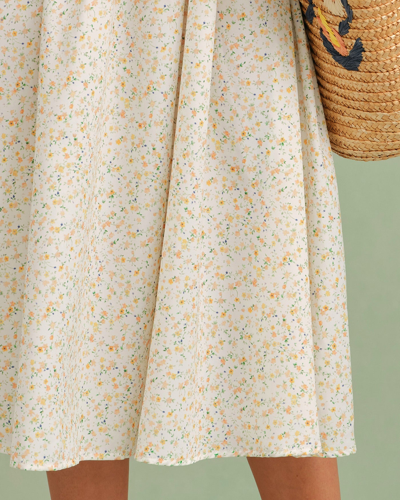 Gelbes geblümtes Slip-Midikleid mit Herzausschnitt