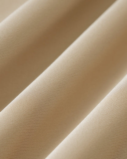 Aprikotfarbenes, gerafftes Midikleid
