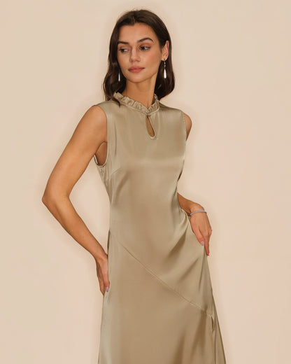 Aprikotfarbenes, gerafftes Midikleid
