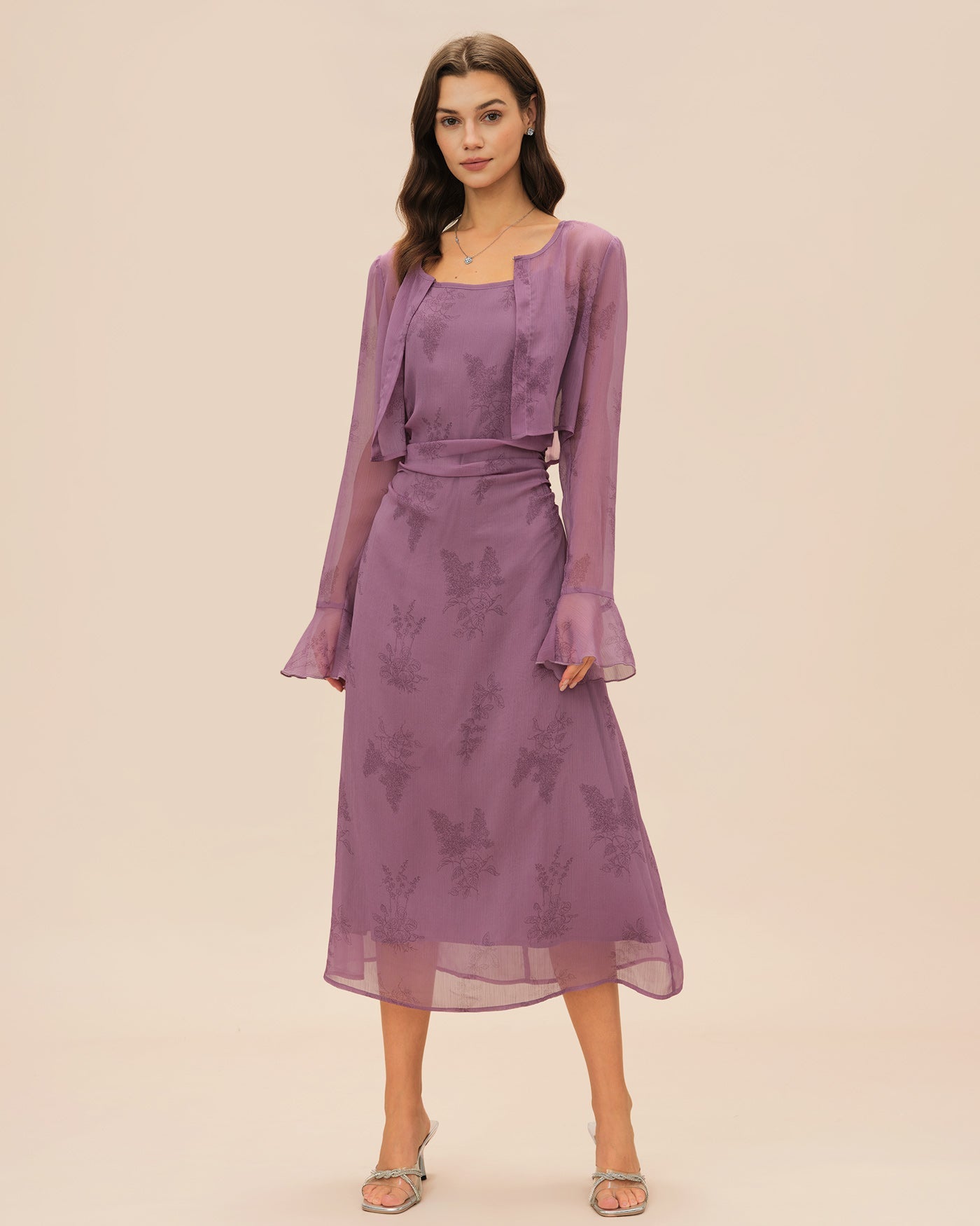 Lila geblümtes gerafftes Slip-Midikleid
