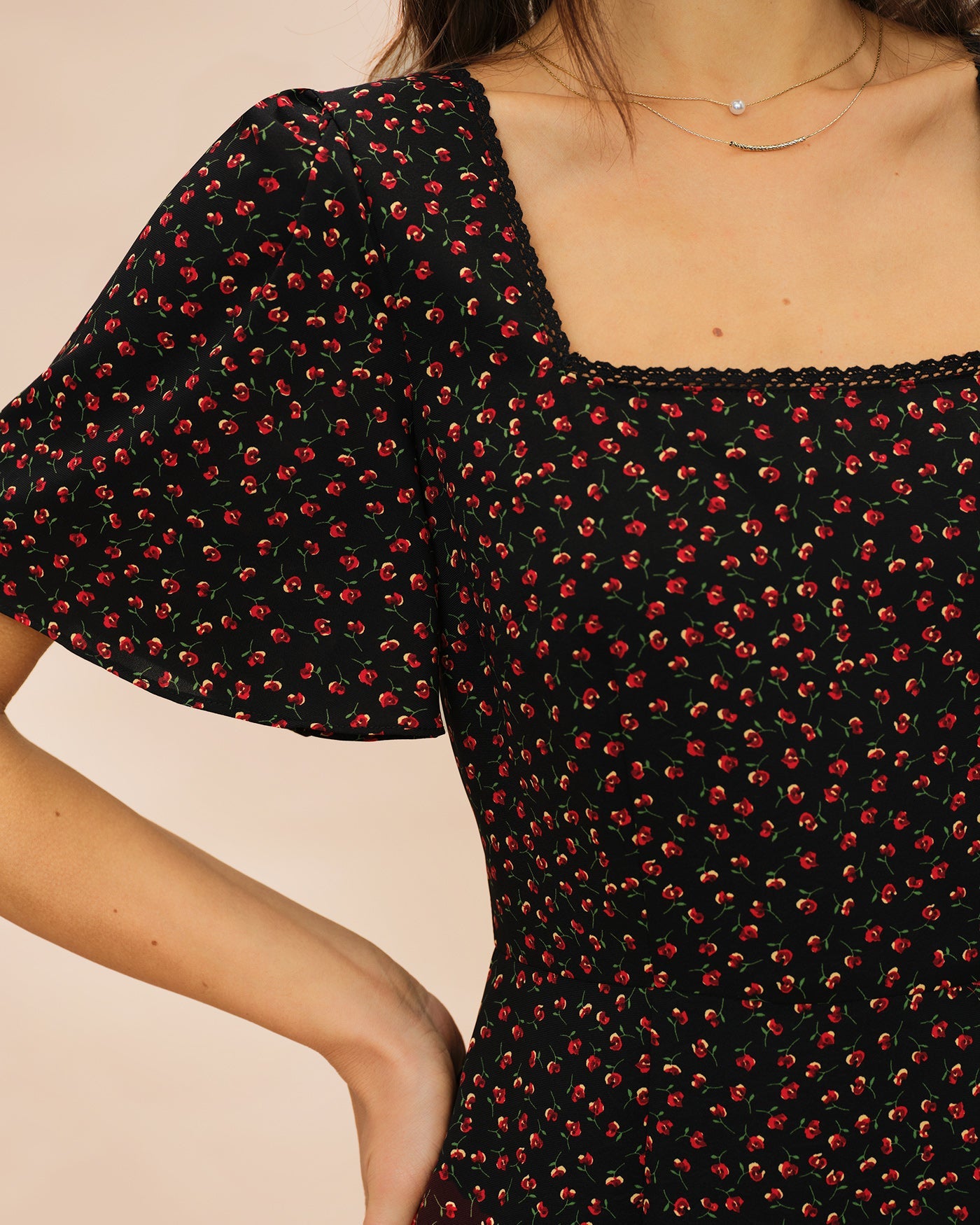 Schwarzes Midi-Kleid mit eckigem Ausschnitt, Schmetterlingsärmeln und Blumenmuster