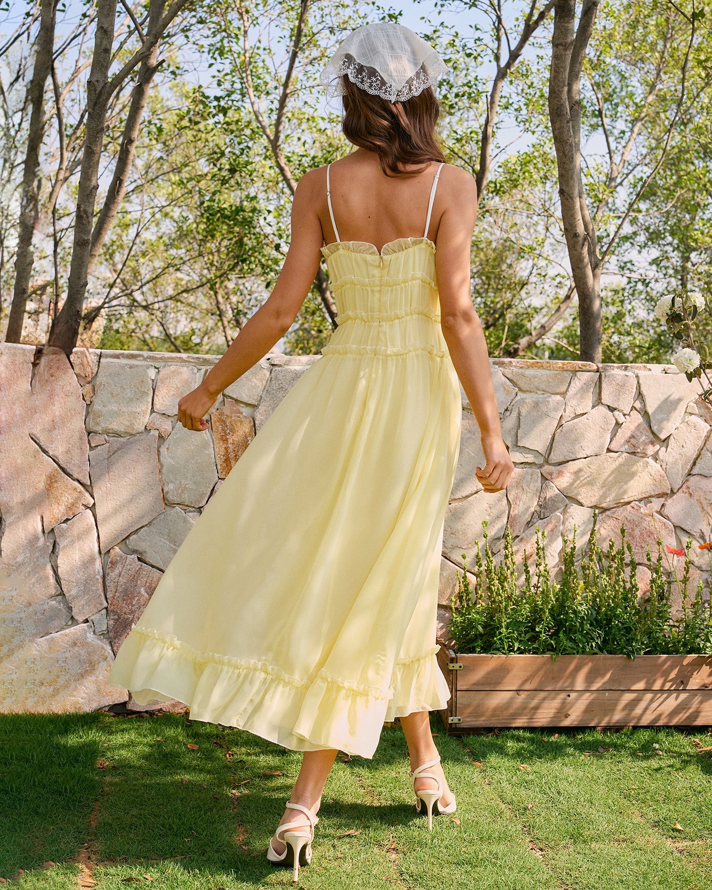 Gelbes Midi-Kleid mit Herz-Ausschnitt und Rüschen