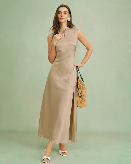 Aprikotfarbenes, gerafftes Midikleid