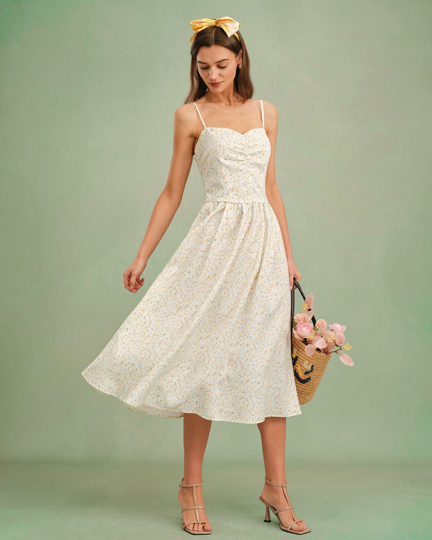 Gelbes geblümtes Slip-Midikleid mit Herzausschnitt
