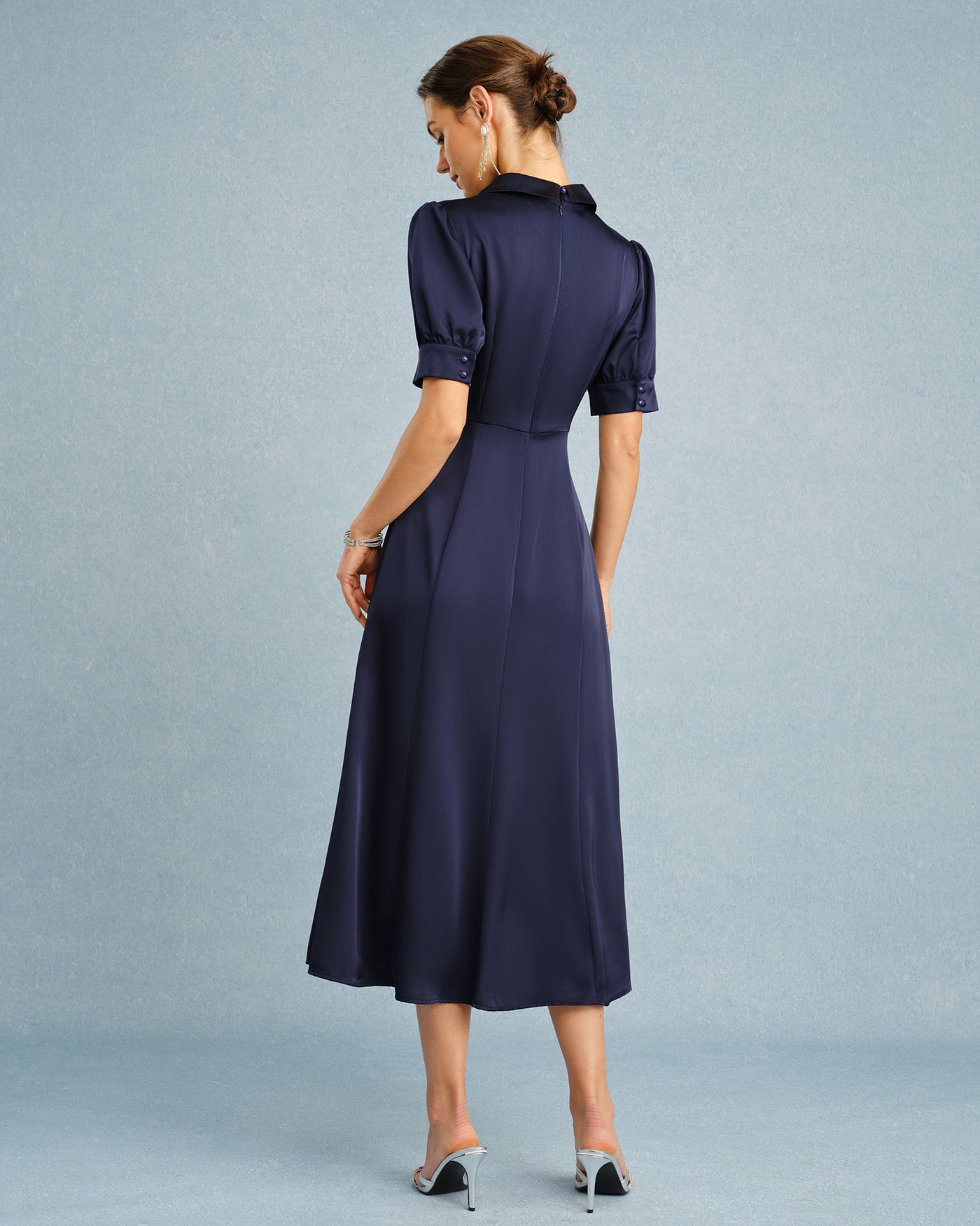 Marineblaues Satin-Midikleid mit Puffärmeln und Kragen
