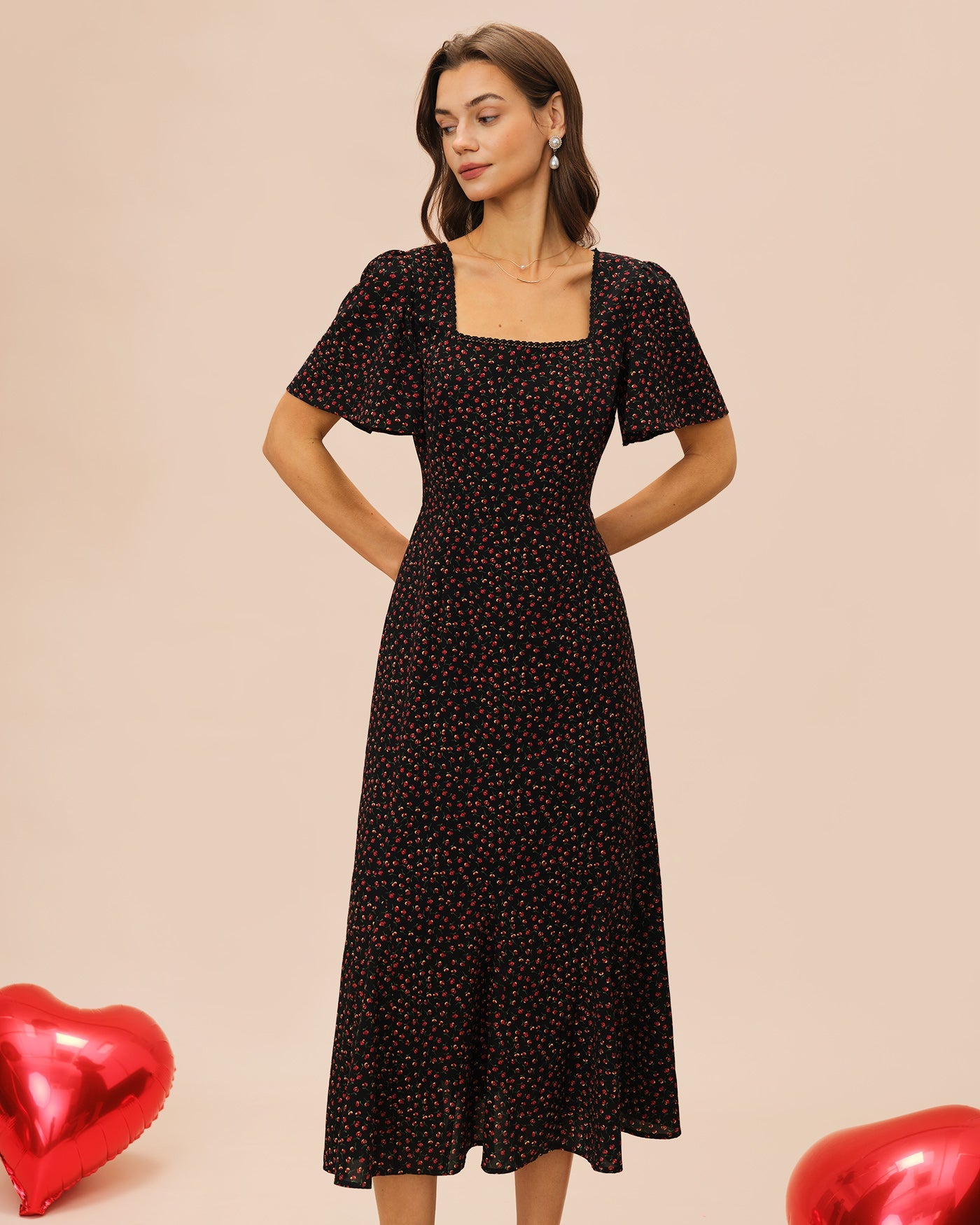 Schwarzes Midi-Kleid mit eckigem Ausschnitt, Schmetterlingsärmeln und Blumenmuster