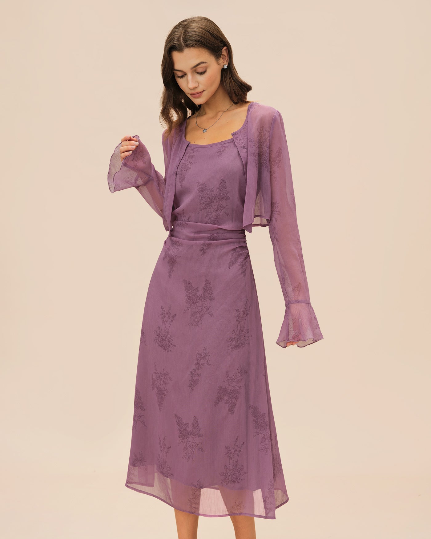 Lila geblümtes gerafftes Slip-Midikleid