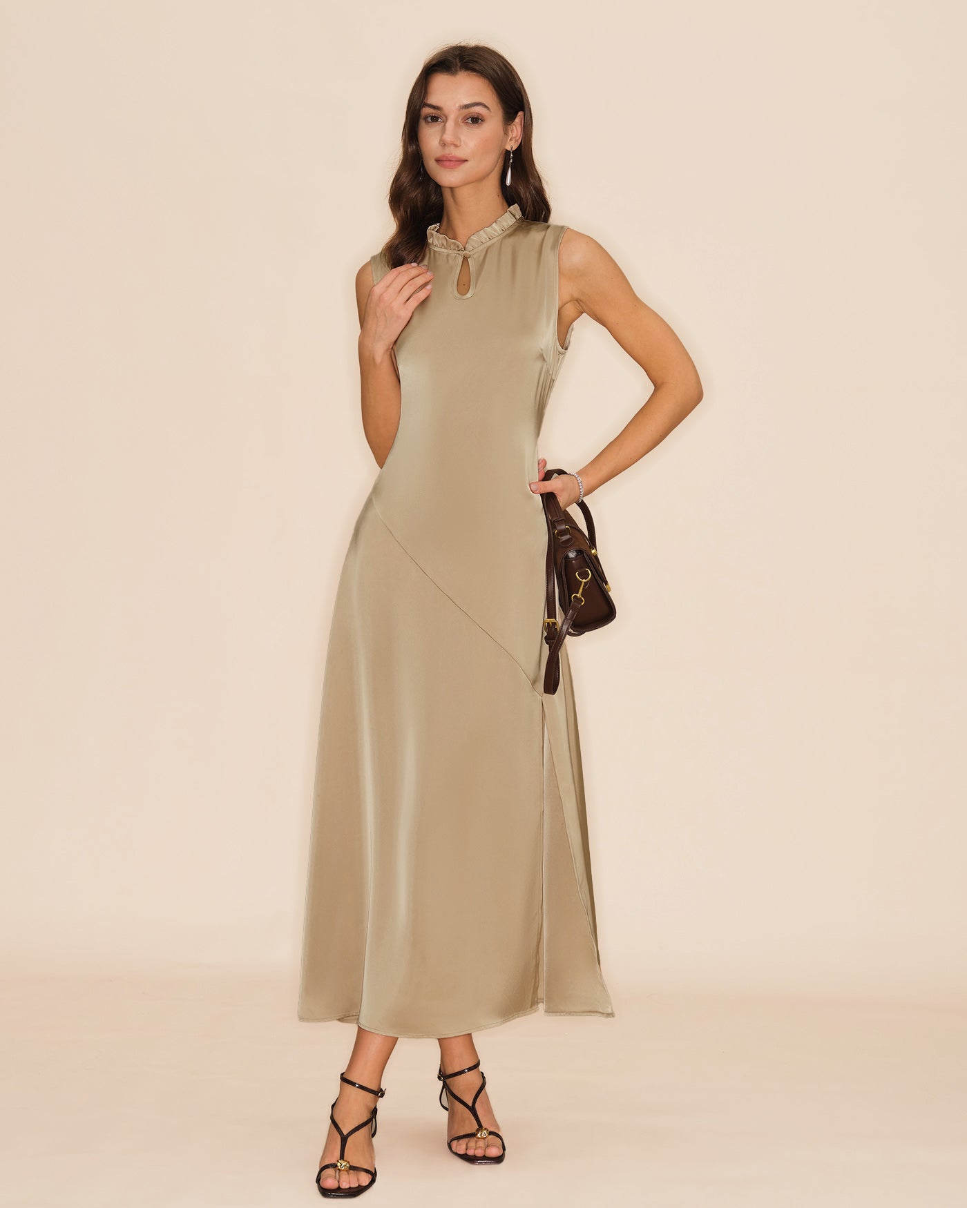 Aprikotfarbenes, gerafftes Midikleid