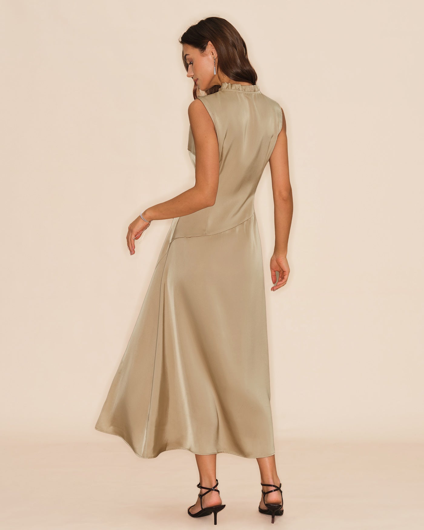 Aprikotfarbenes, gerafftes Midikleid