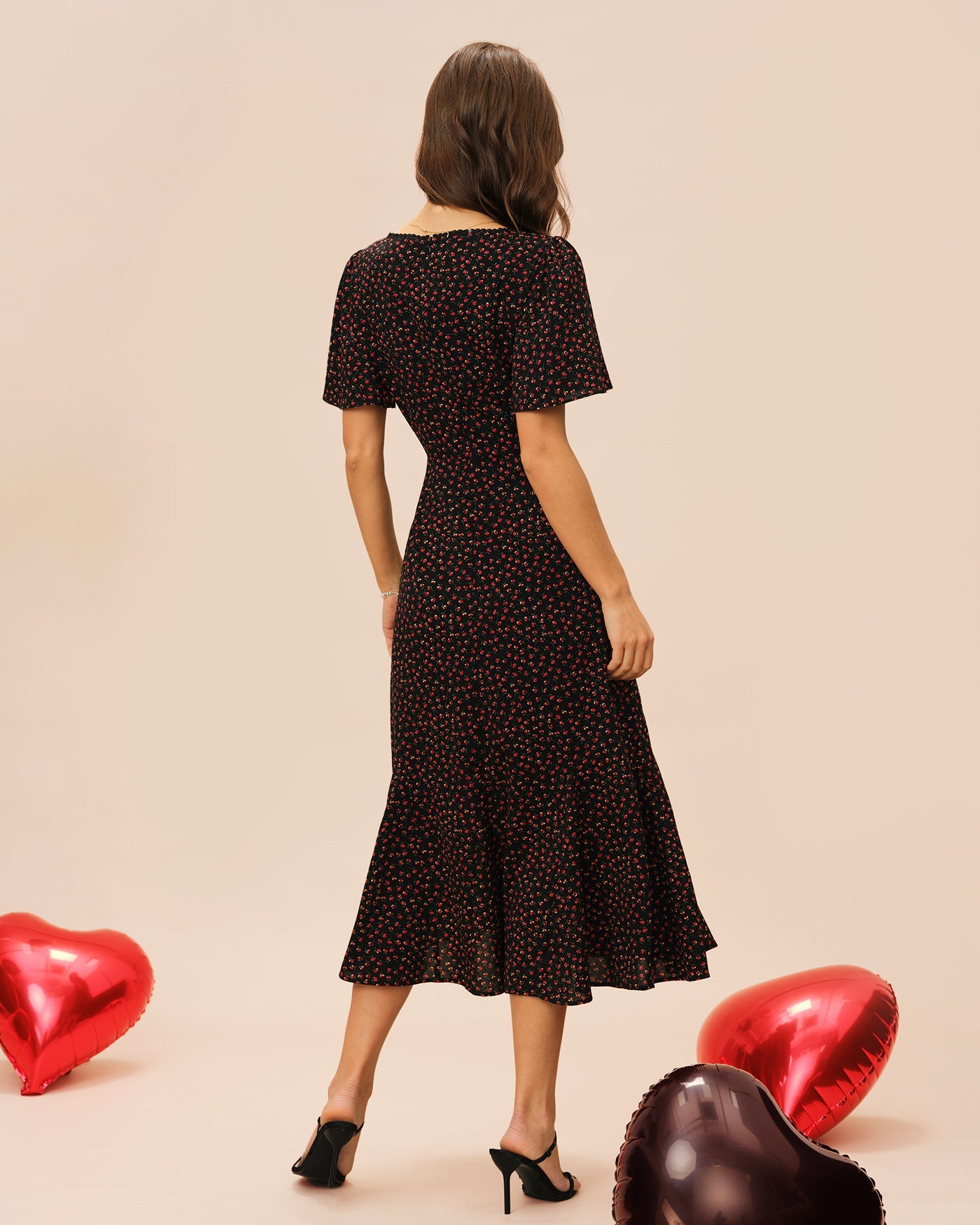 Schwarzes Midi-Kleid mit eckigem Ausschnitt, Schmetterlingsärmeln und Blumenmuster