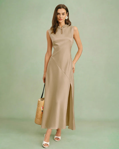 Aprikotfarbenes, gerafftes Midikleid