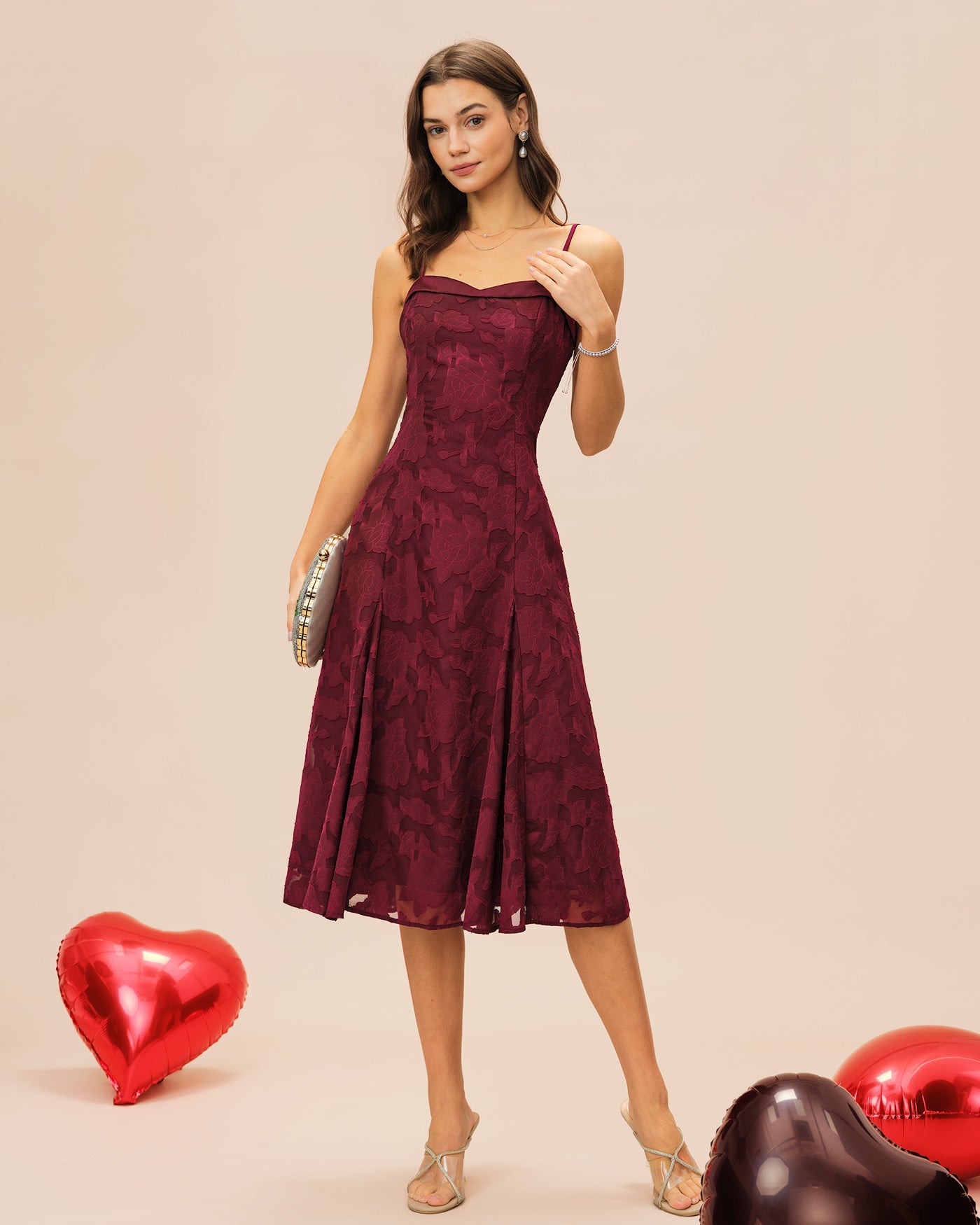 Weinrotes Jacquard-Midikleid mit Herzausschnitt zum Überziehen