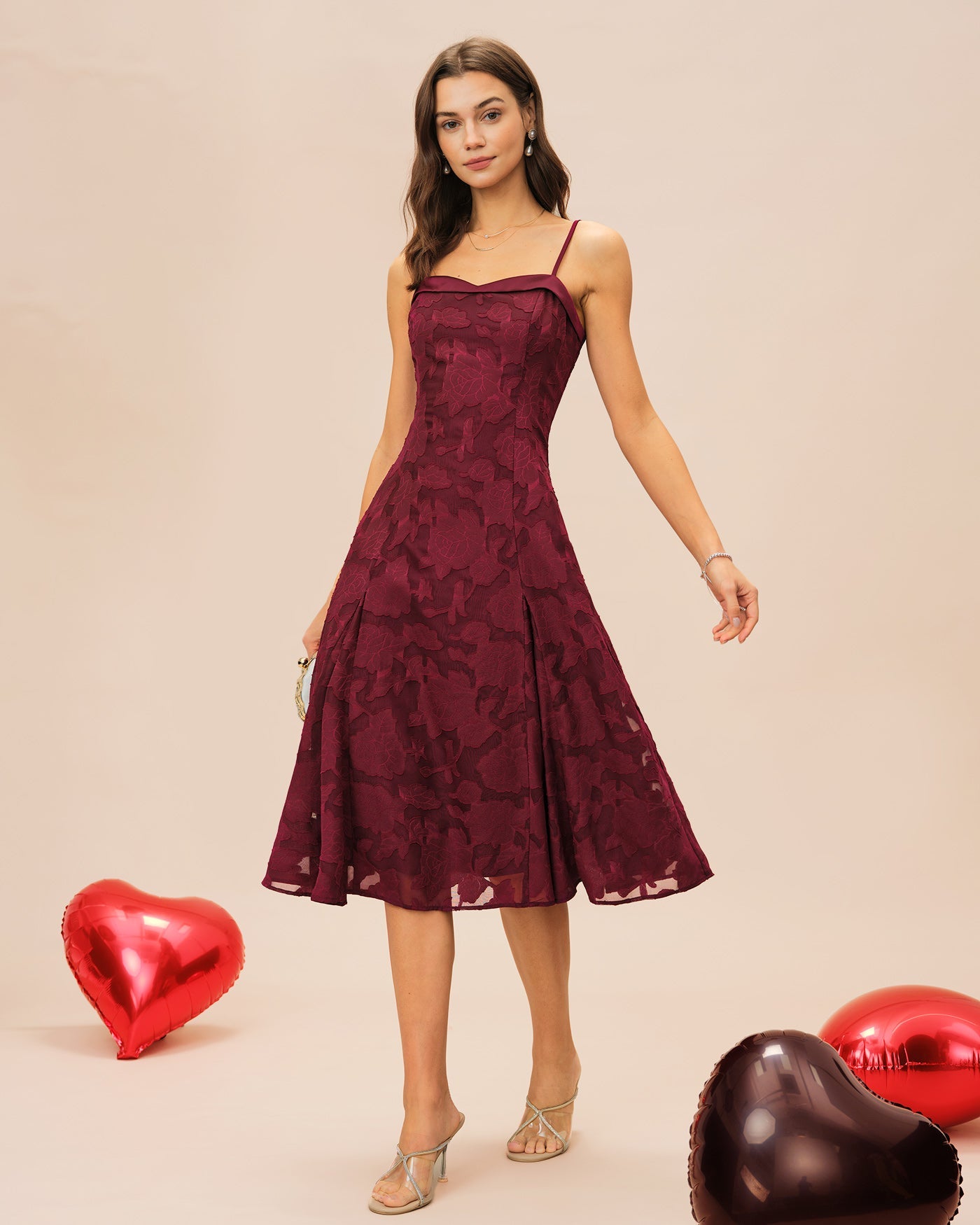 Weinrotes Jacquard-Midikleid mit Herzausschnitt zum Überziehen