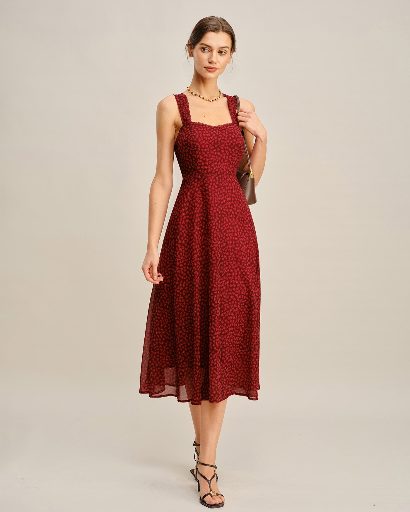 Rotes Midikleid mit Blumenmuster und Herzausschnitt