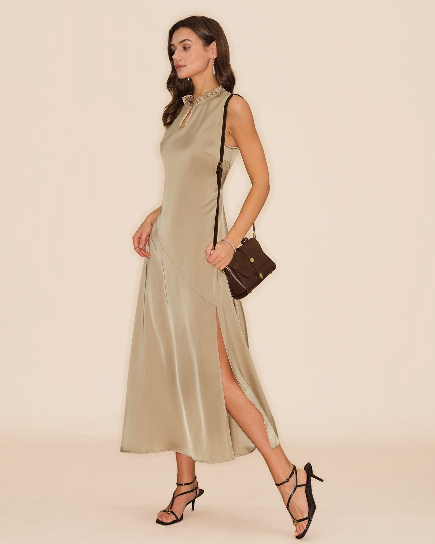 Aprikotfarbenes, gerafftes Midikleid