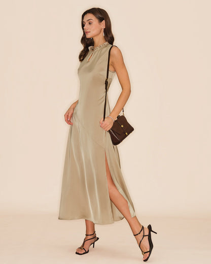 Aprikotfarbenes, gerafftes Midikleid