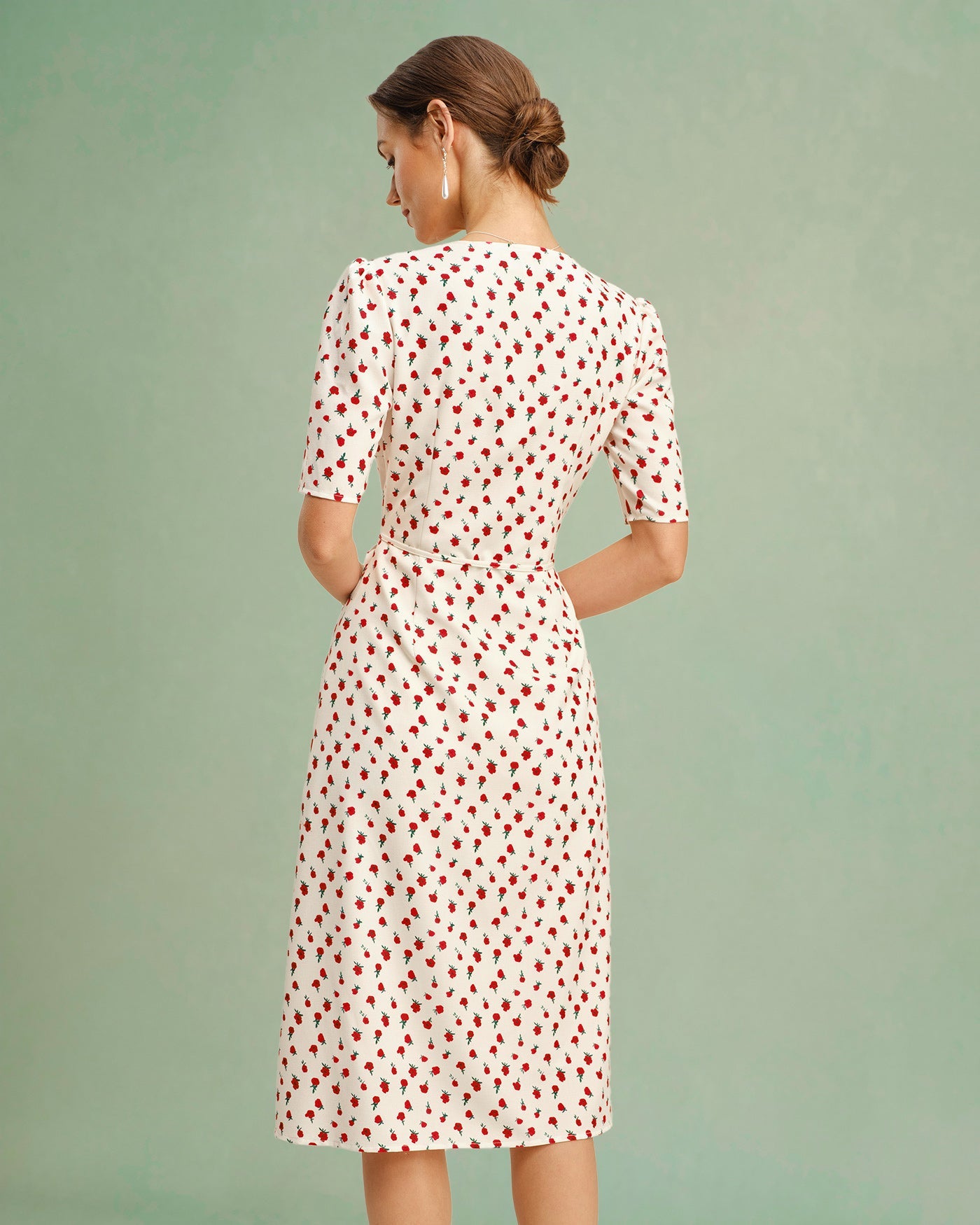 Aprikosenfarbenes Blumen-Midikleid mit V-Ausschnitt