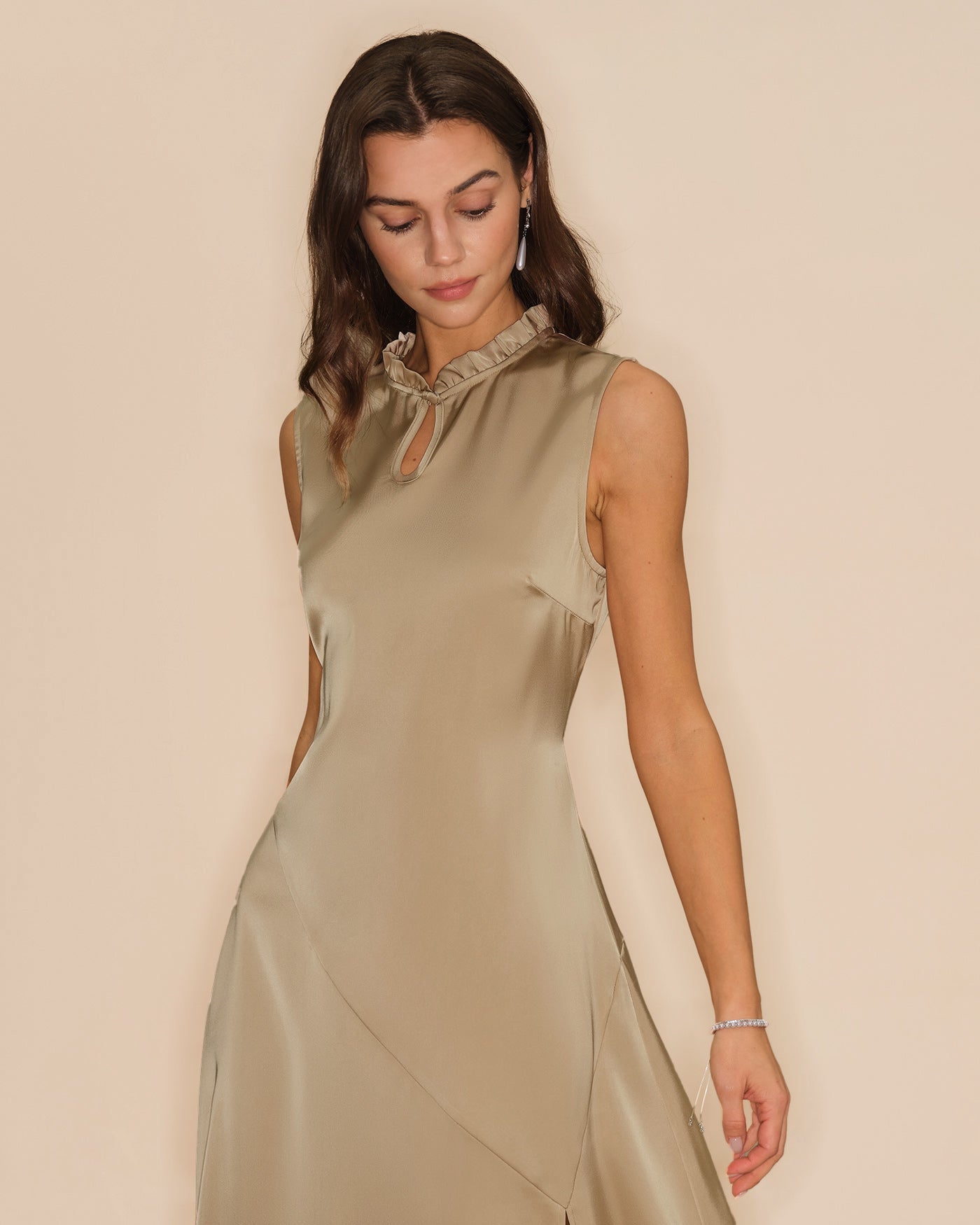 Aprikotfarbenes, gerafftes Midikleid
