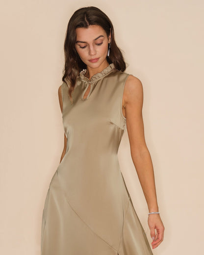 Aprikotfarbenes, gerafftes Midikleid