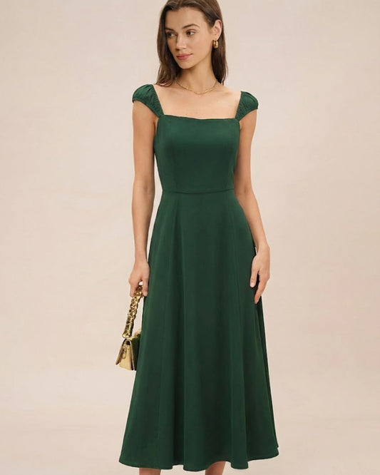 Grünes Midi-Kleid mit eckigem Ausschnitt und kurzen Ärmeln