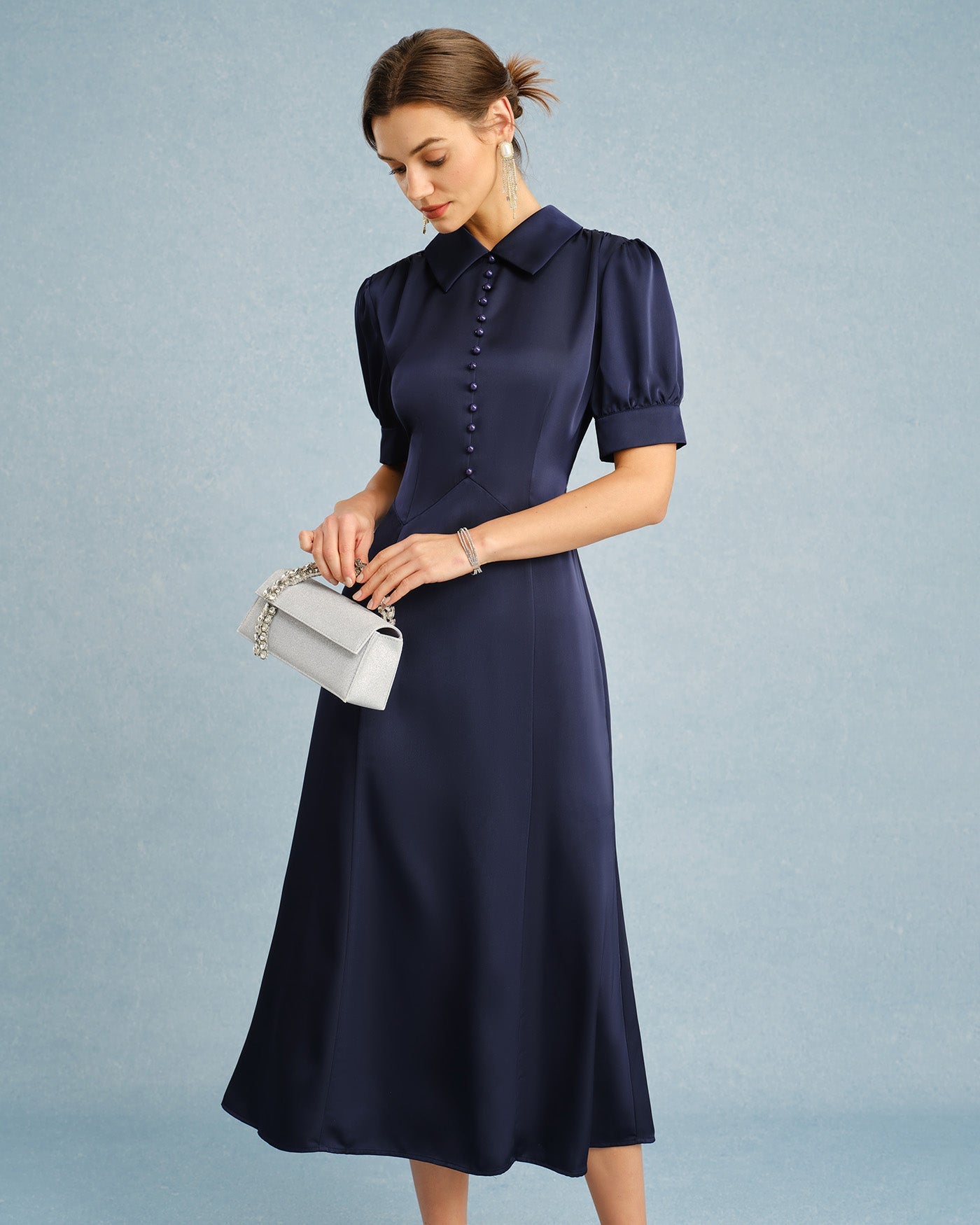 Marineblaues Satin-Midikleid mit Puffärmeln und Kragen
