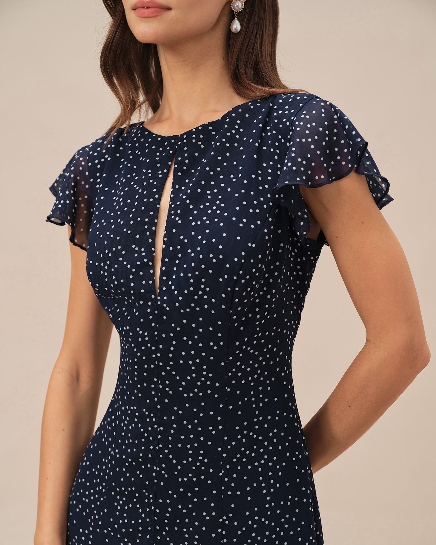 Blaues gepunktetes Midikleid