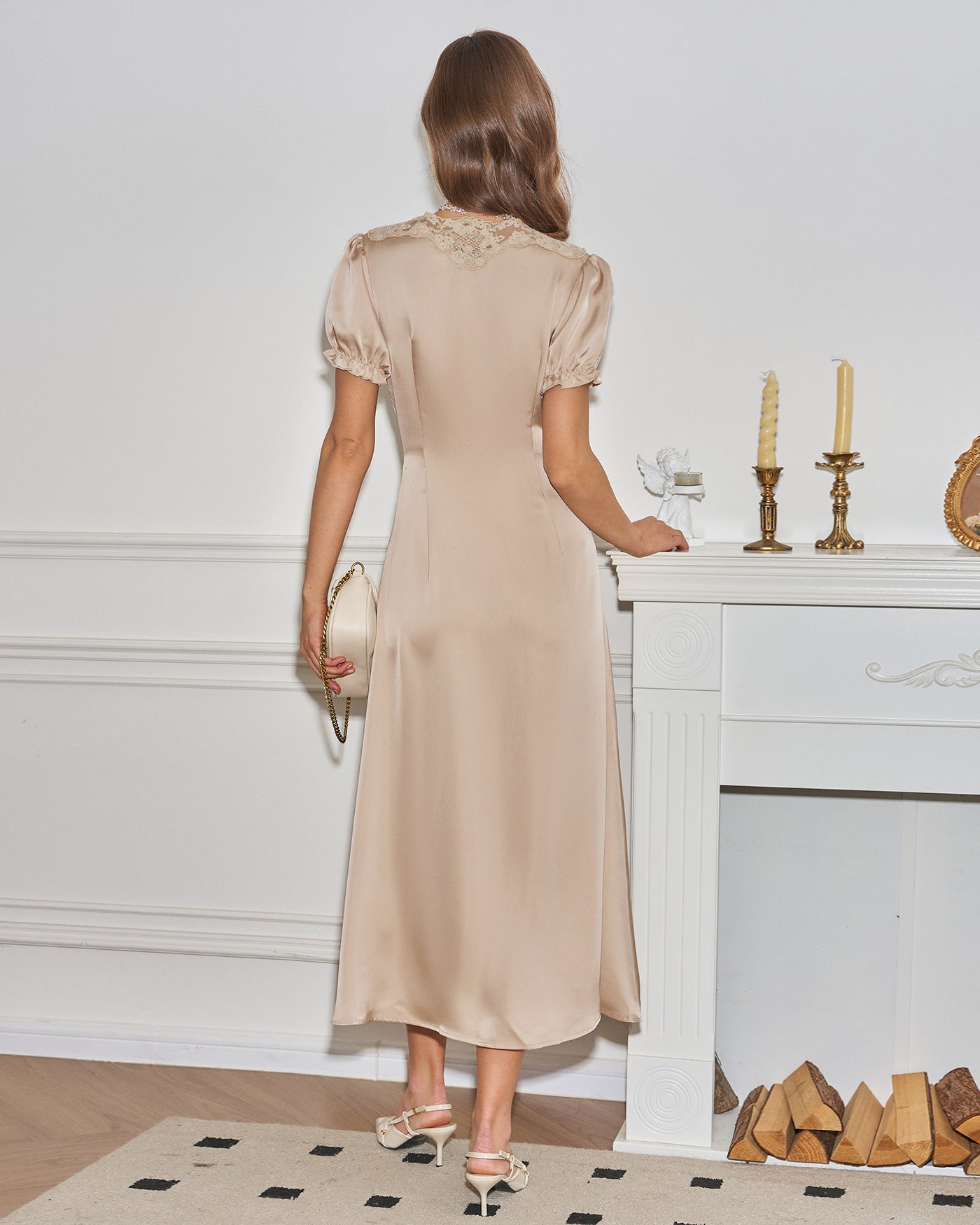 Aprikotfarbenes V-Ausschnitt-Midikleid mit Spitze