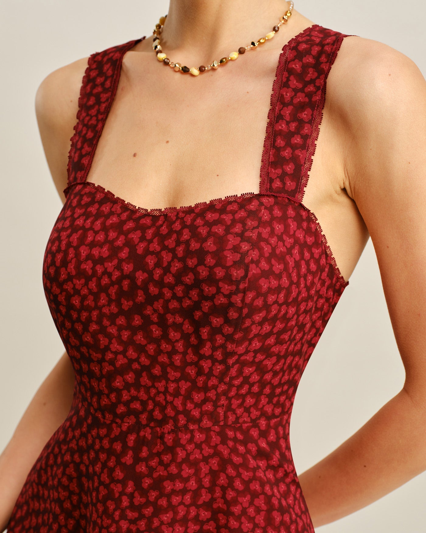 Rotes Midikleid mit Blumenmuster und Herzausschnitt