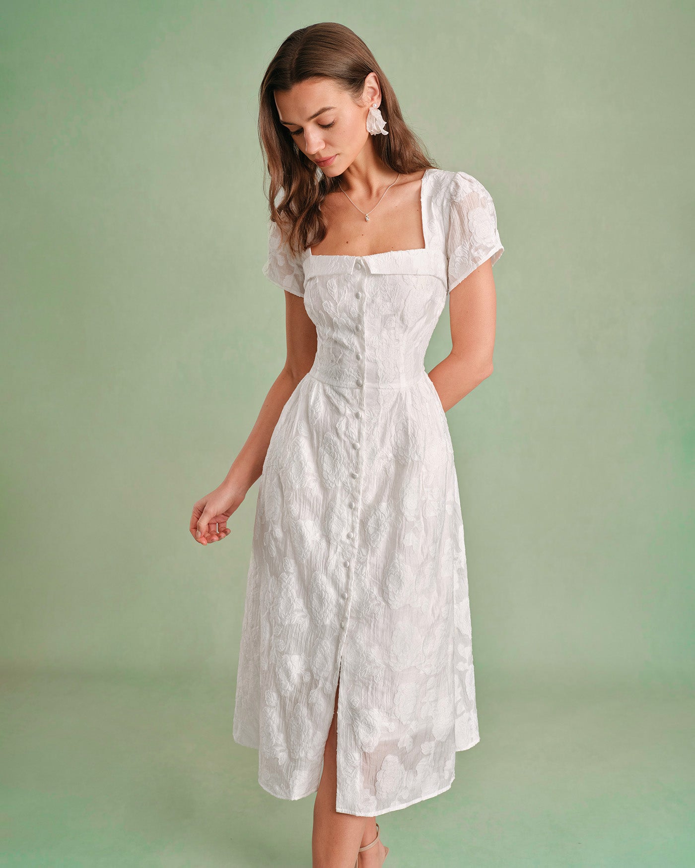 Weißes Midikleid mit eckigem Ausschnitt und überkreuzten Trägern